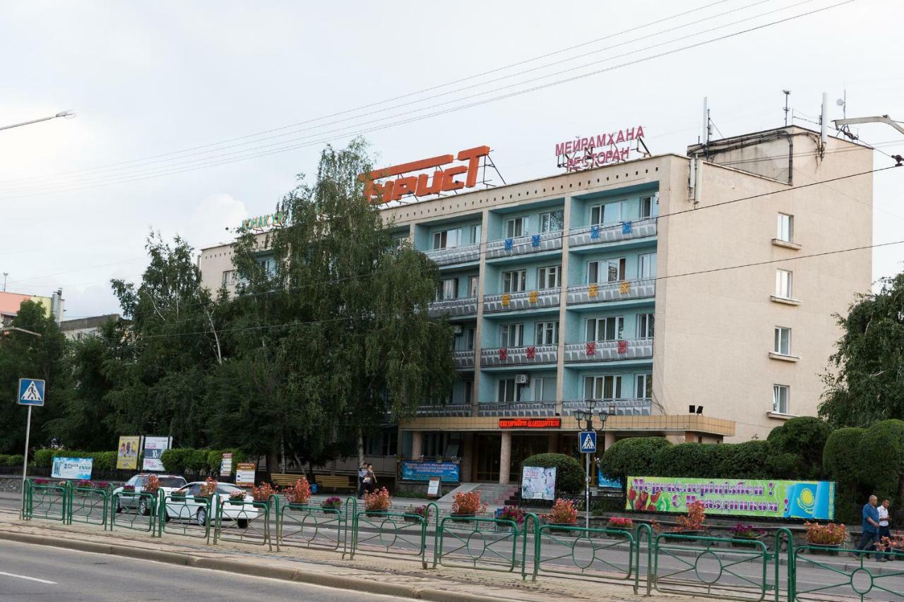 Tourist Hotel Ustʼ-Kamenogorsk Exteriör bild